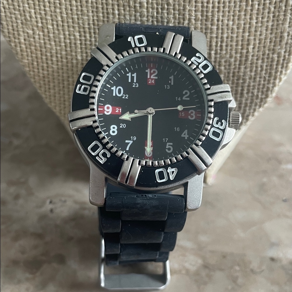 This Drakker NIOR dive watch is the perfect timepiece for any man! NEEDS BATTERY
